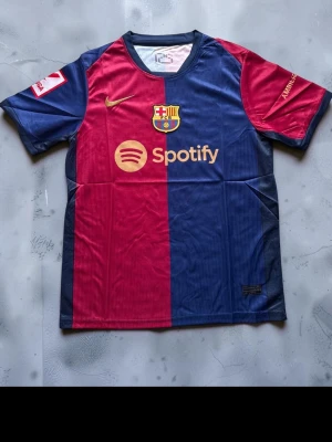FC Barcelona fotbollströja, alla storlekar - Säljer en FC Barcelona fotbollströja | Skick 10/10 med tags på | Storlekar: Small, Medium, Large, XL, XXL |