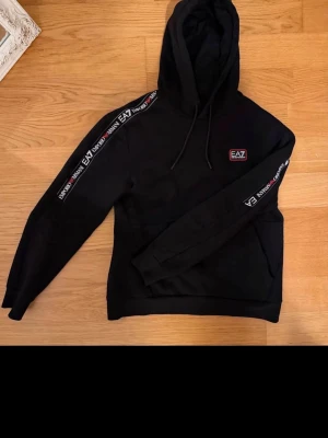 Armani hoodie  - Armani hoodi i ny skick har kvitto kosatr typ 1500 ny. Mer speciell modell fanns bara ett tag i jd. Inga skador eller repor eller missfärgningar. Pris går att diskuteras