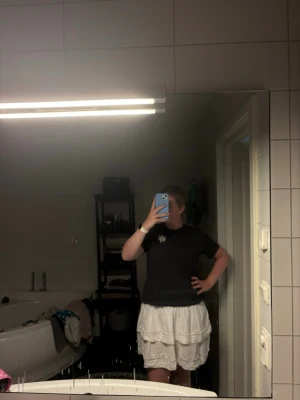 Vit volangkjol  - Säljer en  vit kortkjol med dubbla volanger och fina spetsdetaljer. Kjolen har en luftig och lätt känsla. Säljs då den bara är i min garderob🤍