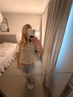 Randig croppad topp i bomull - Säljer en jätte fin vit och svart randig croppad topp med korta ärmar. Toppen har en slim passform och är tillverkad i mjuk bomull.