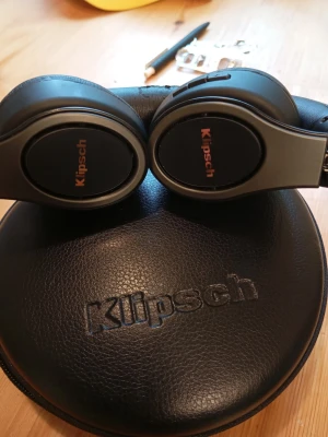 Klipsch Reference On-Ear II hörlurar,  - Klipsch Reference On-Ear II hörlurar,  Bluetooth. Inkl. Ladd och ljudkabel samt fodral.