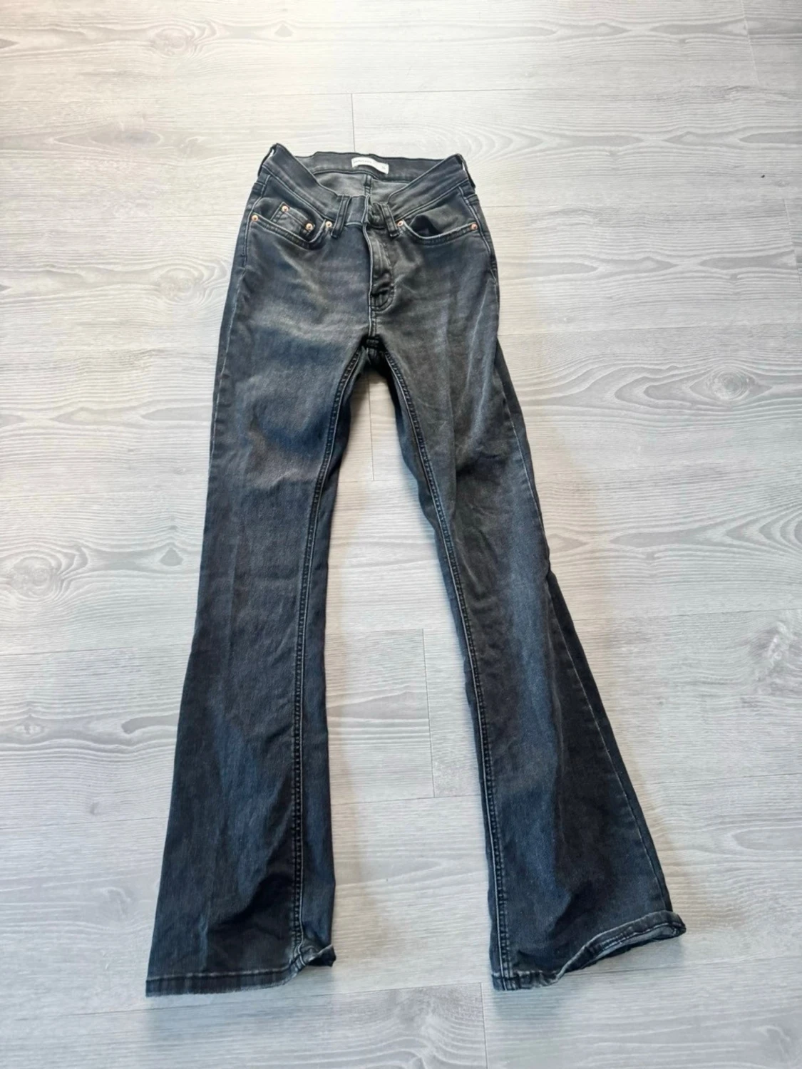 Svarta bootcut jeans med hög midja