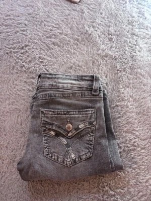 gråa jeans med detalj på fickorna🩶 - säljer dessa gråa jeans från gina tricot som jag inte använder längre. de är knappast använda och har inga fläckar. dock vet jag inte vet som hänt i fram på de men inget man tänker på.❣️