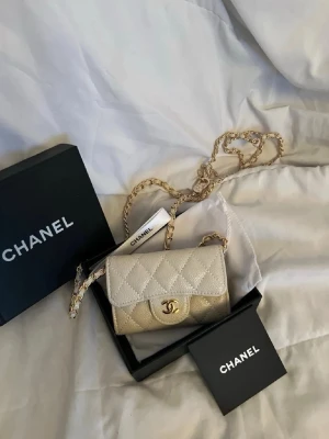 CC Vit mini väska/ plånbok - Beige/vit liten mini väska / plånbok i nyskick, säga pga att ja har en annan💞 