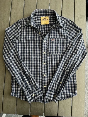 Hollister california flanell skjorta flanellskjorta vintage (eftertraktad - Riktigt snygg och eftertraktad Hollister California flanell skjorta.fint skick inga fel passar storlek M kan ta mått vid behov. Endast 320kr ej hugget i sten kom gärna med frågor och prisförslag har även mycket mer liknande i min profil alla storlekar kolla gärna stor rabatt vid köp av flera 😁✌️