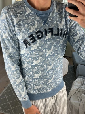 Unik Tommy Hilfiger Tröja  - Unik och väldigt snygg, perfekt nu under sommaren! Mått: A:49 B:45 C:46 D:60 (cm) Skriv vid fundering 😇🙌