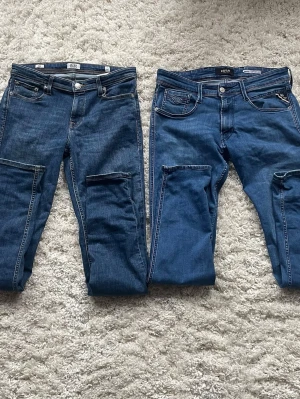 Dubbel pack jeans Replay Anbass och Jack and Jones Slim Glenn - Säljer två jeans från Replay och Jack and Jones, båda i väldigt bra skicka och i samma storlek ungefär. Kom privat om frågor eller funderingar🤗
