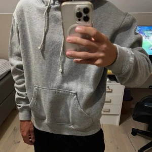 Grå casual hoodie  - Hoodie från buxbom i väldigt bra skick hör gärna av er vid funderingar, fraktar inom 24 timmar 