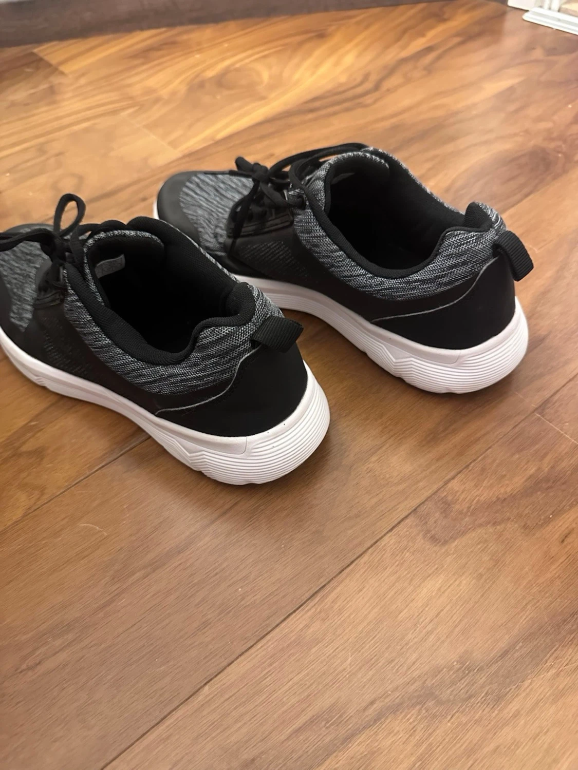 Svarta och grå sneakers med vit sula - 3