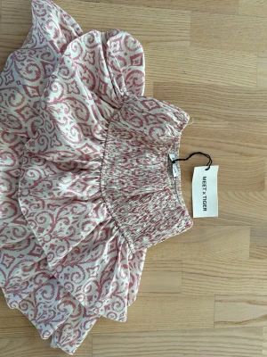 Rosa Kjol Meet Me There - Kjol med prislappen kvar. Använd 1 gång. Passar S och M. Jättefint skick💞