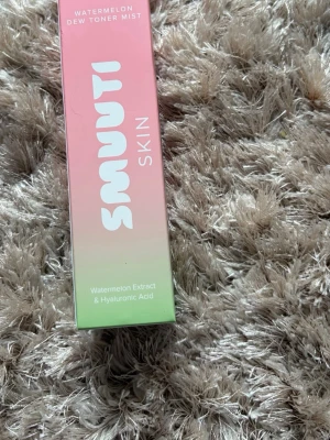Smuuti Skin Watermelon Dew Toner Mist - Fuktgivande toner mist med hyaluronsyra och vattenmelonextrakt. Vegansk och parfymfri.