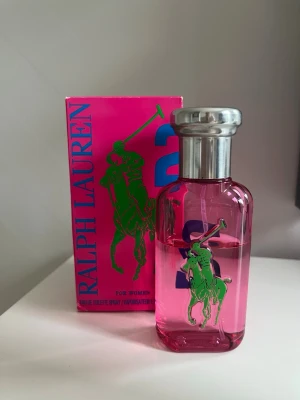 Ralph Lauren for women parfym - Ralph Lauren for women parfym 50ml               Orginalförpackningen följer med.                           Jag köpte parfymen för ca 700 och har använt drygt 2/3. Skriv till mig om du har prisförslag.