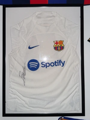 Barca tröjaautograf (alejandro Balde) pris diskutera - En vit Barcelona tröja från säsnong 23-24 med autograf från vänsterbacken Alejandro Balde och tröjan är även player edition 