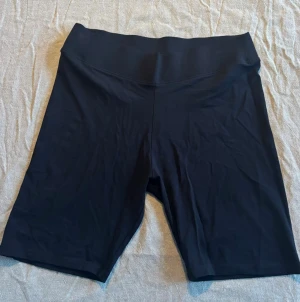 Essence bike shorts, svarta använda en gång  - Essence bike shorts från Cubus i stl L, svarta. Använda vid ett tillfälle och därefter tvättade, så i jättefint skick.
