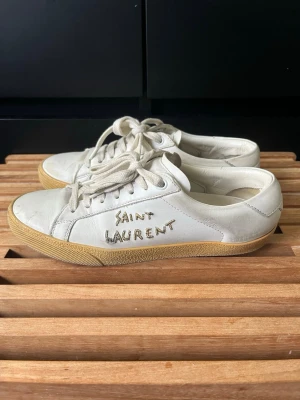Saint Laurent skor  - Tjena, säljer nu dessa riktigt snygga och populära saint Laurent skorna, de är i använt skick och lite som gått upp där bak inuti vid hälarna men fortfarande helt användbara och sköna, endast skorna ingår, hör av er vid fårgor och funderingar🙌🤝 