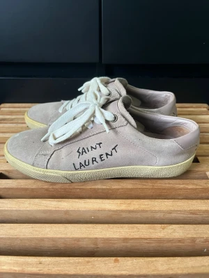 Saint Laurent skor  - Tjena, säljer nu dessa riktigt snygga och populära saint Laurent skorna, de är i bra skick, endast skorna ingår, hör av er vid fårgor och funderingar🙌🤝 