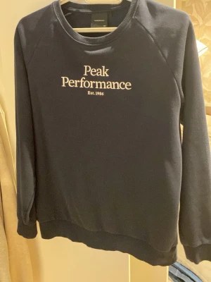 Peak performance tröja - Fint skick, inget dåligt me tröjan. Storleken är 170 men passar som xs! Priset kan diskuteras