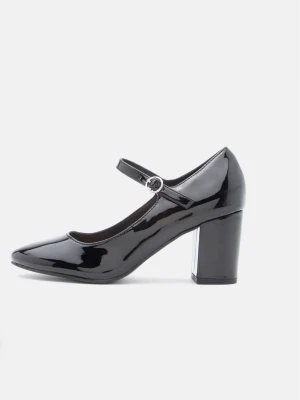 Svarta Mary Jane-pumps i lack - Snygga svarta Mary Jane-pumps från Anna Field i glansigt lackmaterial. Skorna har rundad tå, bred klack och justerbar rem med silverfärgat spänne. Perfekta för dig som vill ha en klassisk och trendig look.
