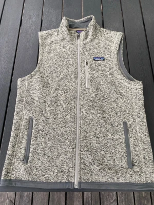 Patagonia väst - Patagonia väst i snygg grå färg. Storlek M med mycket skön passform. Fixar fler bilder via chatt 💬. Hör av dig vid intresse ⚜️🙌