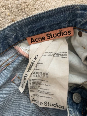 Acne Studios jeans - Ljusblå raka jeans från Acne Studios, modell 1996 Light Blue Trash. Klassisk femficksmodell med slitningar. Tillverkade i 100% bomull för en autentisk jeanskänsla. Snyggt tvättade med vintage-vibe och Acne-läderpatch bak.