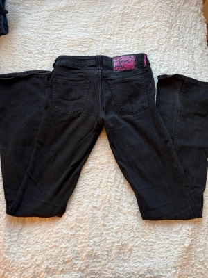 Jeans weekday - Svara jeans weekday 