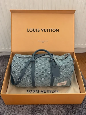 Louis Vuitton keepall 50  - Säljer min Louis Vuitton keepall 50 i nyskick. Väldigt bra skick inga synliga skador eller smuts etc. . Sällsynt modell därav priset. Hör av dig vid frågor! Allt gott:)))).     ((((Original box och dustbag ingår ej))))