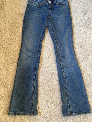 Blå bootcut jeans - Säljer dessa bootcut jeans från Gina tricot, dem har små fläckar på ena benet (sista bilden) men annars bra skick.