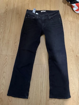 Levis straight leg jeans  - Straight leg Levi’s jeans low waist 