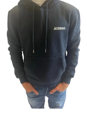 Mörkblå hoodie från Jacquemus - Tjena! Säljer nu denna feta blå Hoodie från Jacquemus. Sällsynt Hoodie som är svår att få tag på. Hoodien är i storlek S, passar S/XS.             Ny pris: ca 4000kr.                                                        Säljs för: 1199kr                                                       Priset går att diskutera!                                        Tveka inte på att höra av er vid frågor eller funderingar! 