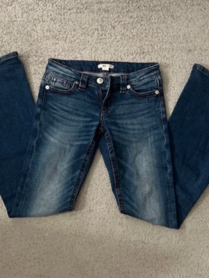Mörkblå skinny jeans Gina Tricot - Säljer ett par mörkblå utsvängda jeans från Gina Tricot i storlek XS. Inga defekter, inte heller slitningar vid fötterna