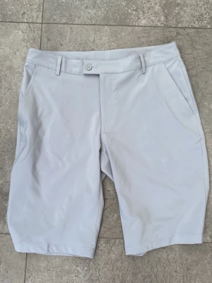 Ljusgrå shorts från Abacus - Helt nya o inte använda en gång. Snygga ljusgrå shorts från Abacus med klassisk passform. Shortsen har två sidofickor fram, två bakfickor och bälteshällor. Hör av er vid frågor✅