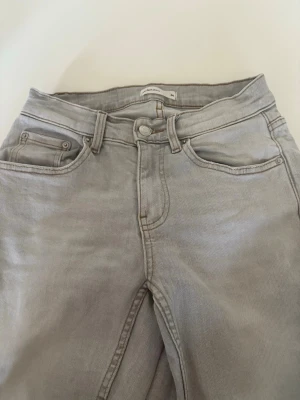 Ljusgrå lågmidjade bootcut jeans  - Perfekta jeans från Gina men något för korta för mig! 