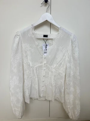 Vit broderad blus  - Superfin broderad vit blus med långa puffärmar. Storlek M med originalpris 460kr, aldrig använd!🩷