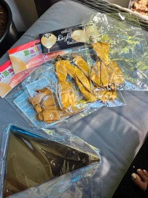 Guldiga ballonger och girlang - Ballonger och vimpel fest party födelsedag student kalas  En oanvänd vimpel i guld och svart Samt två paket oöppnade guldiga ballonger med 10 ballonger i vardera förpackning. En oöppnad förpackning med fyra stycken ballonger som skall lysa i mörkret samt den öppnad förpackning där två finns kvar  Kan även hämtas I Partille  E3
