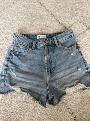 Jeans shorts Zara - Jeans shorts från Zara med högmidja i storlek 32 passar mig som Har 34/36💕