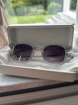 Chimi 02 Grey - Chimi 02or som jag nu säljer pga jag vill testa något nytt. Perfekta för soliga dagar och passar till de flesta outfits. Ändå minus är att fodralet har fått en skada men inget som påverkar själva brillorna (Se bild). Skriv för frågor! 