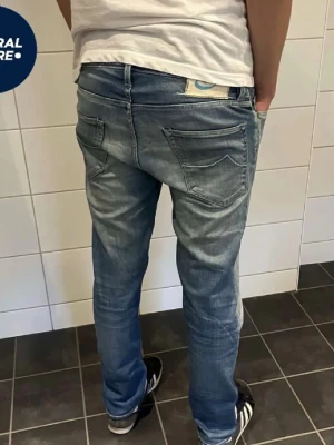 Blå slim fit jeans från jacob cohen - Säljer dessa sjukt feta Jacob Cohen jeans med en riktigt skön tvätt. Storlek W31 och modellen är 180 cm lång och väger 65kg. Pris 999kr men går att diskutera vid snabb affär. Tveka inte att kontakta om fler bilder eller andra funderingar 😁snygga detaljer, handgjord i Italien osv. Be om fler bilder vid behov. Längd: 98cm midja: 42cm