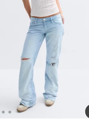 Jeans - Jeans ifrån Gina young i storlek 170 regular. Passar mig som vanlihtvis har S. Knappt använda då de har lite för mycket hål för min smak! Jeansen är även helt slutsålda💓