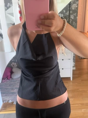 Halterneck topp - Superfin halterneck topp från gina young med prislapp kvar, aldrig använd. Toppen är öppen i ryggen och har knyte i nacken💕💕 perfekt till fina tillfällen eller fest