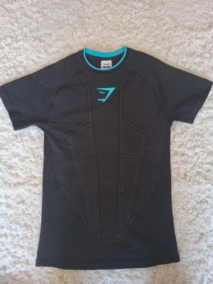 Blå Onyx V1 Short Sleeve - Säljer en Blå onyx v1 i storlek Small. Tröjan har bara testats et fåtal gånger men då den är för liten måste jag tyvär sälja den. Kvitto och order bekräftelse finns vid behov! Skriv gärna vid frågor eller funderingar!