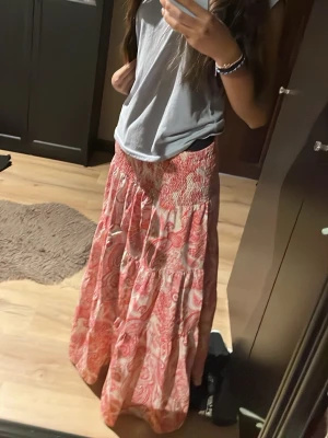 Kjol - En väldigt fin rosa kjol som jag aldrig använt. Materialet är väldigt skönt och den sitter bra i midjan. Orginalprisen är 400 kr.
