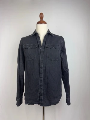 Replay Jeans Skjorta Svart - 🌸 INFO OM PLAGGET 🌸  ☑️ Märke: Replay ☑️ Storlek: M-L ☑️ Färg: Svart ☑️ Skick: ⭐⭐⭐⭐⭐  ✨ Detaljer: ☐ Inga hål ☐ Inga fläckar ☐ Nytvättad ☐ Rökfritt hem ☐ Djurfritt hem  📏 Passform: ☑️ Normal   📦 Skickas snabbt. 💬 Skriv gärna om du vill ha fler bilder eller mått. 🤍 Paketrabatt vid köp av flera annonser. 🌟 Titta gärna på mina andra annonser!