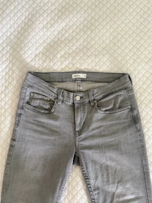 Gråa bootcut jeans - Ljusgråa utsvängda jeans från Gina Tricot i storlek 36. Stretchiga, normallånga och i nyskick👖🩶
