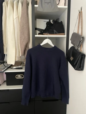 Mörkblå stickad tröja Gina Tricot - Skön mörkblå stickad tröja från Gina tricot. Går att buda ner! 