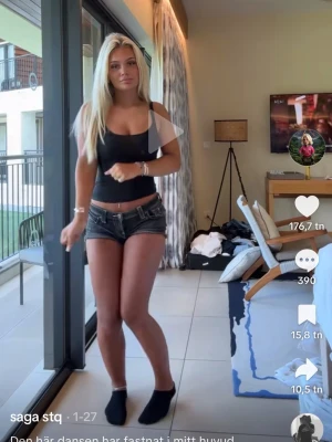 Svarta jeansshorts True Religion - Säljer ett par svarta jeansshorts från True Religion med råa, fransiga kanter och kontrastsömmar. Shortsen har stora bakfickor med dekorativa sömmar och knappdetaljer samt klassisk femficksdesign. Perfekta för en avslappnad och cool stil.