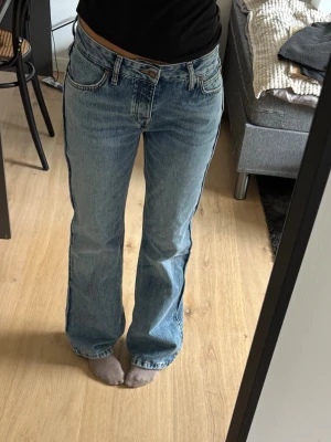 Ljusblå raka jeans - Zara - Jättesnygga ljusblåa jeans ifrån Zara, aldrig använda. Stl 36