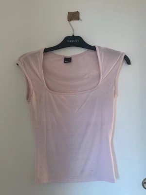 Ljusrosa topp från Gina Tricot - Säljer en ljusrosa topp från Gina Tricot i storlek XS.