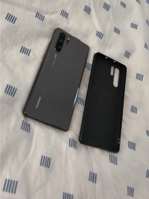 Huawei p30 PRO svart mobiltelefon - Snygg svart Huawei smartphone med flera bakre kameror och stilren glasbaksida. Telefonen har en modern design med rundade hörn och medföljande svart skal. Perfekt för dig som vill ha en kraftfull mobil med schysst look. Inga problem med telefonen inga repor osv… pris går att diskuteras och om du har frågor tveka inte på att höra av dig