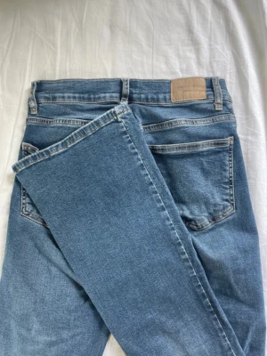 Blå bootcut jeans  - Blå bootcut jeans från Gina storlek 36, använt mycket så lite slitna därför säljer för lite pris! 