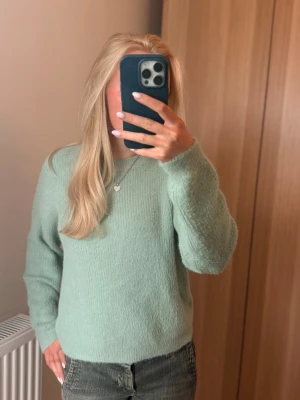 Ljusgrön stickad tröja - Ljusgrön stickad tröja i ett jättemjukt material. Perfekt för hösten och vintern. Skriv om du har några frågor!💚
